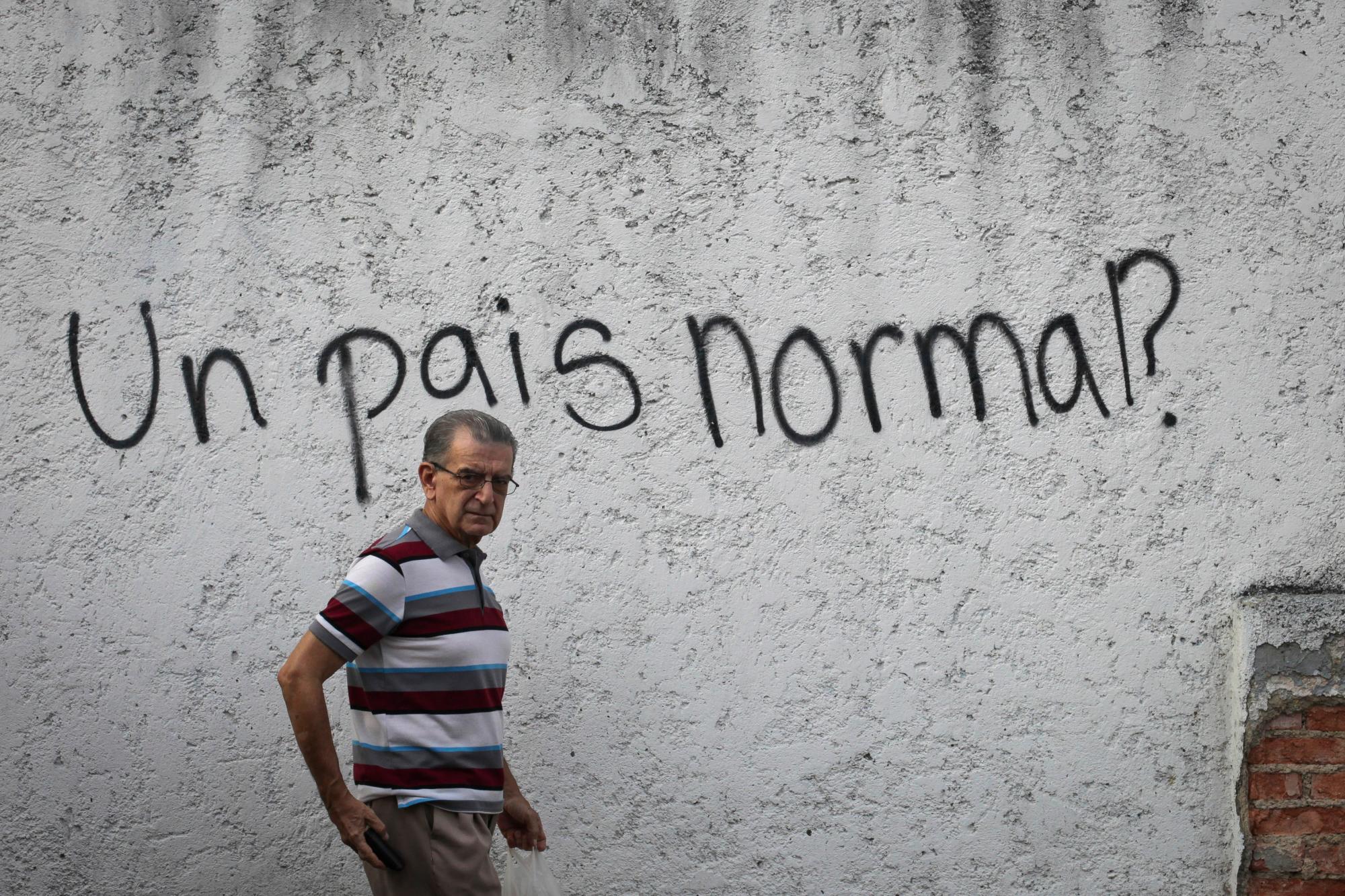 Graffiti que pregunta en Español  “un país normal? “ cubre un muro en el barrio de clase media de alta Florida en Caracas, Venezuela, el lunes 15 de abril de 2019. 