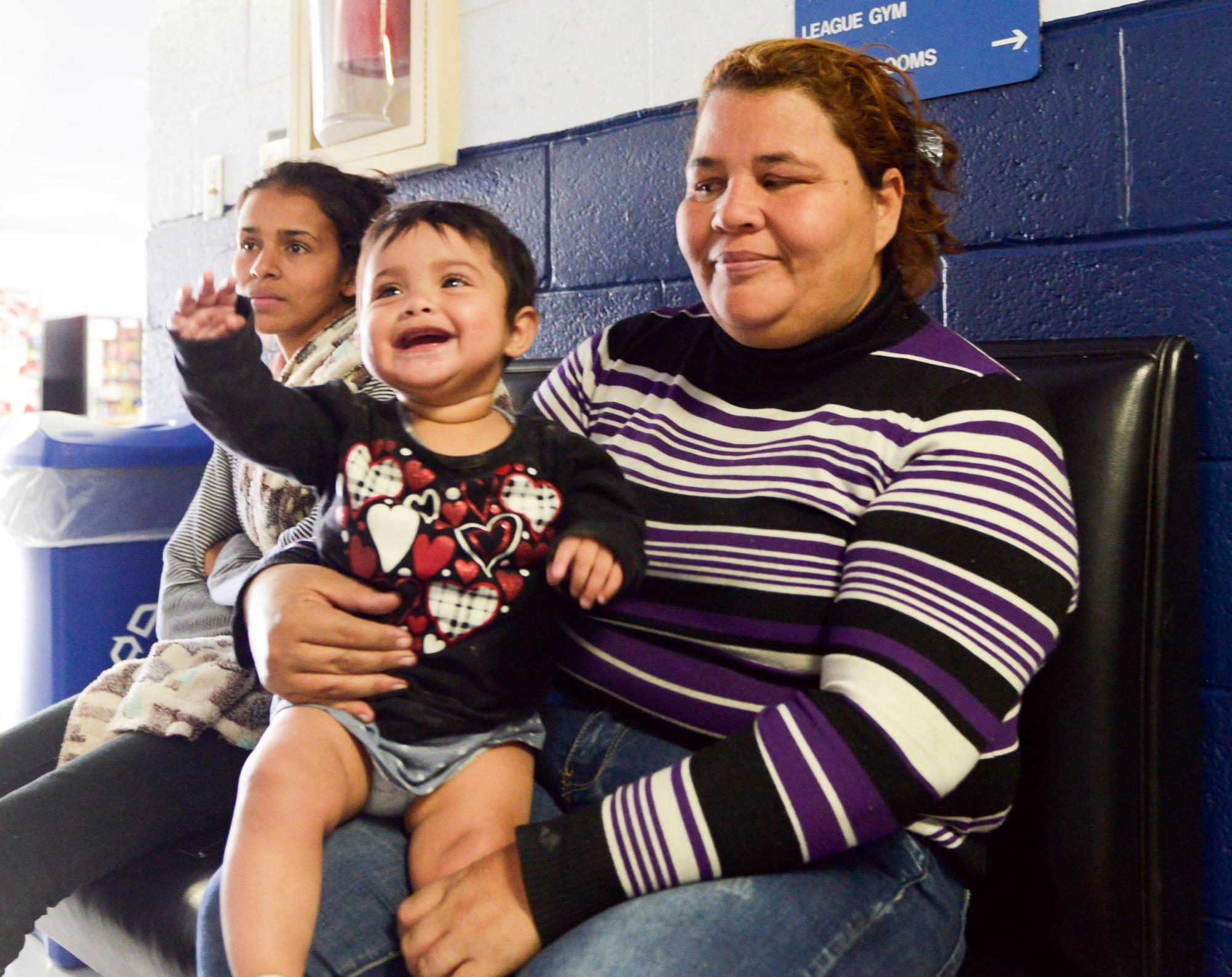 Una madre hondureña sostiene a su hijo poco después de su llegada al Centro de Recreación Meerscheidt en Las Cruces, Nuevo México.