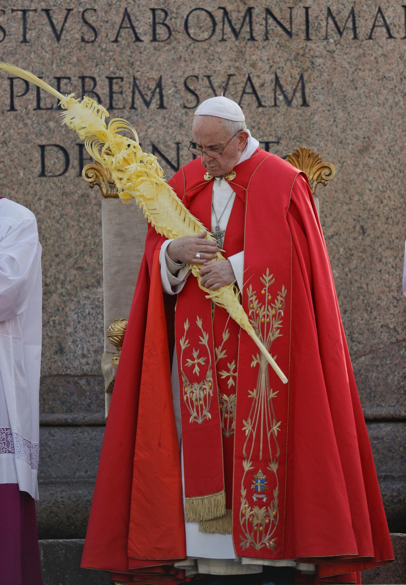 El Papa Francisco sostiene una fronda de palma mientras celebra la Misa del Domingo de Ramos en la Plaza de San Pedro en el Vaticano. 