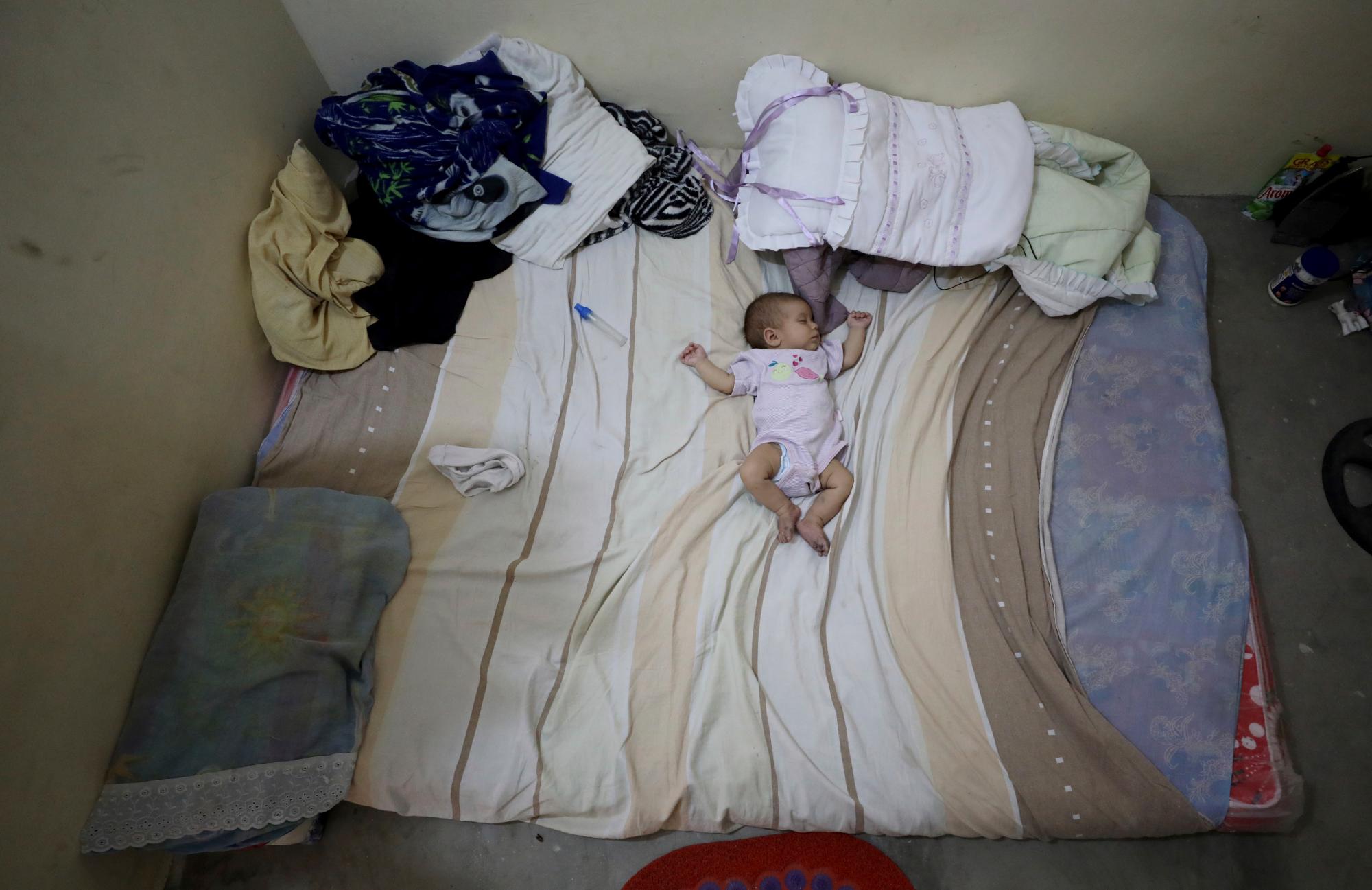 Zuleidy Primera, de dos meses, duerme en la casa de su familia en Cúcuta, Colombia, el jueves 2 de mayo de 2019.
