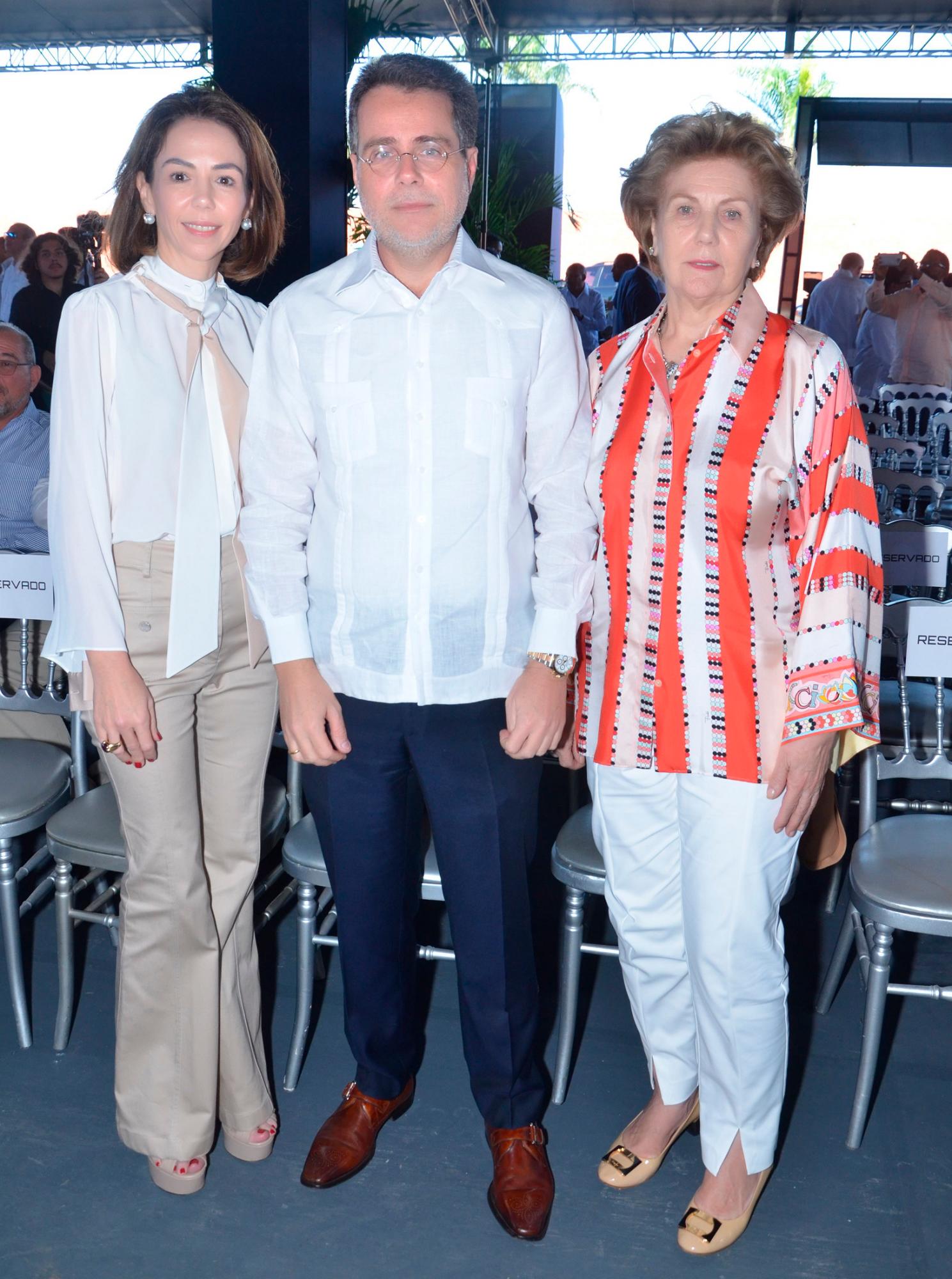 Isabel González, Alejandro González y María Isabel de González.