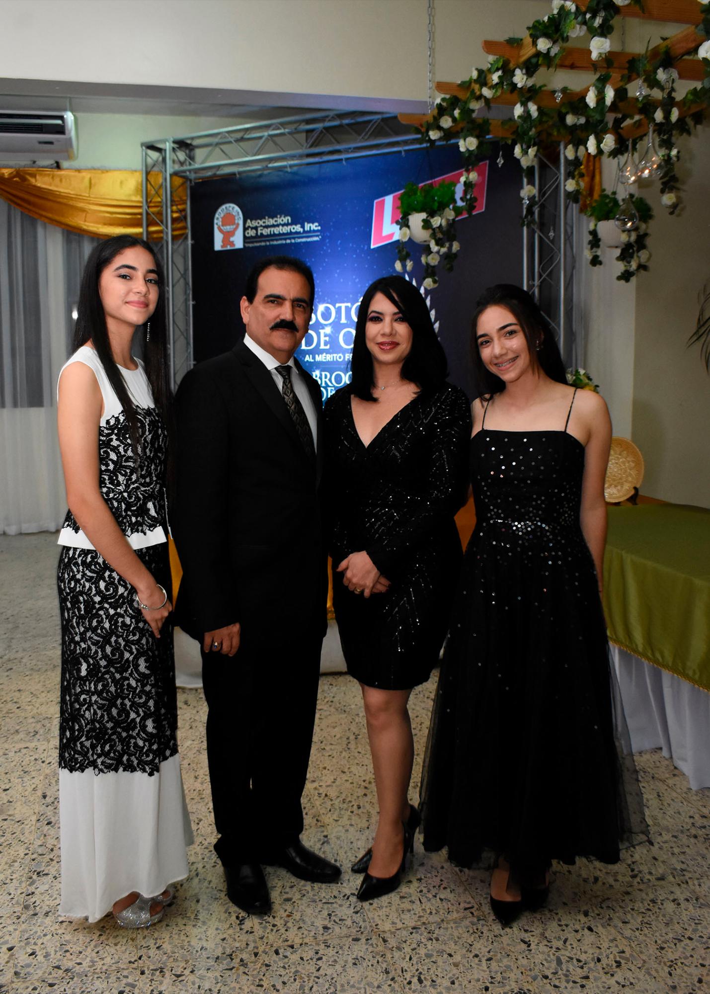 Arelis Salomé Espinal, Arturo Espinal, Salomé Díaz y Luz María Espinal.