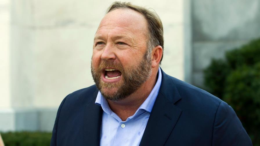 Alex Jones pierde demanda por caso de masacre en Newtown