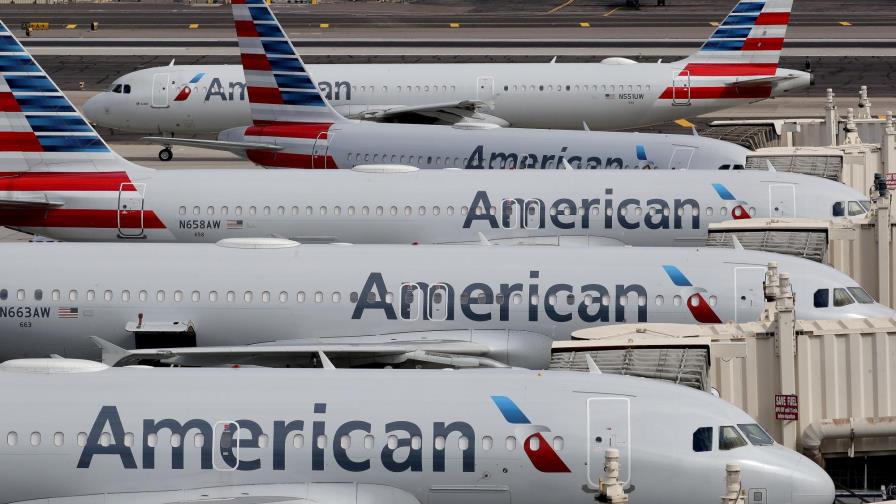American Airlines avisa posible recorte a 25.000 empleados