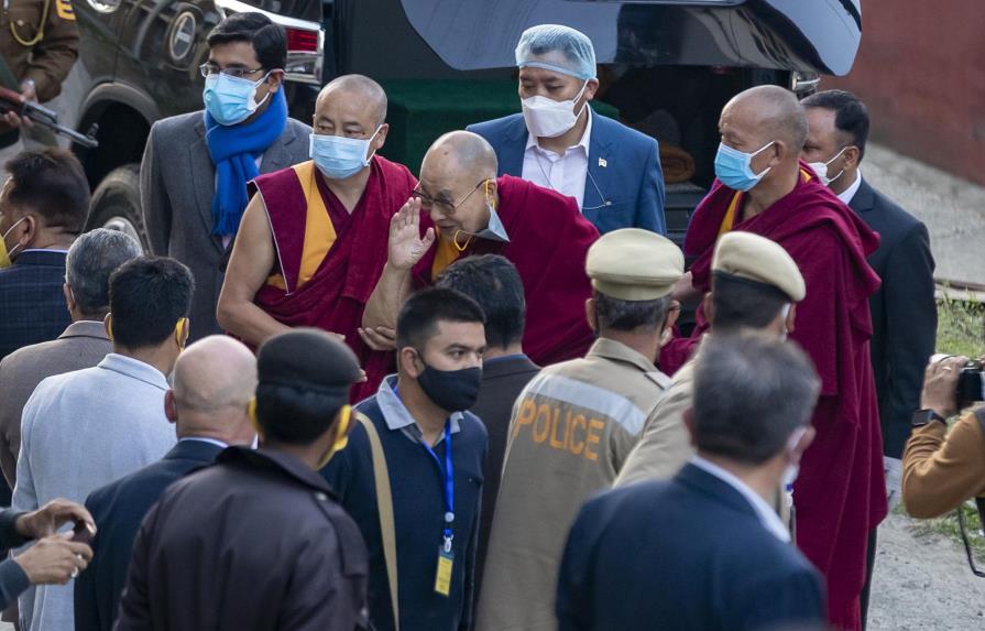 El Dalai Lama recibe la vacuna contra el coronavirus
