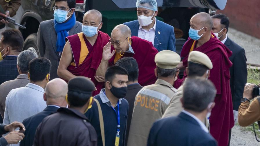 El Dalai Lama recibe la vacuna contra el coronavirus