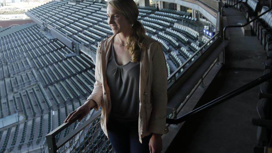 Alyssa Nakken, feliz por ser primera coach en Grandes Ligas Alyssa Nakken, feliz por ser primera coach en Grandes Ligas