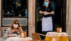 Mantel, clases y pastelería: los portugueses vuelven a disfrutar la calle