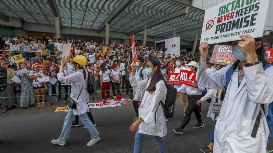 En plena pandemia, militares reprimen a médicos en Myanmar