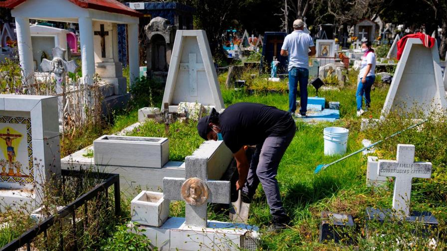 América recuerda a 2.3 millones de víctimas de COVID en el Día de los Muertos