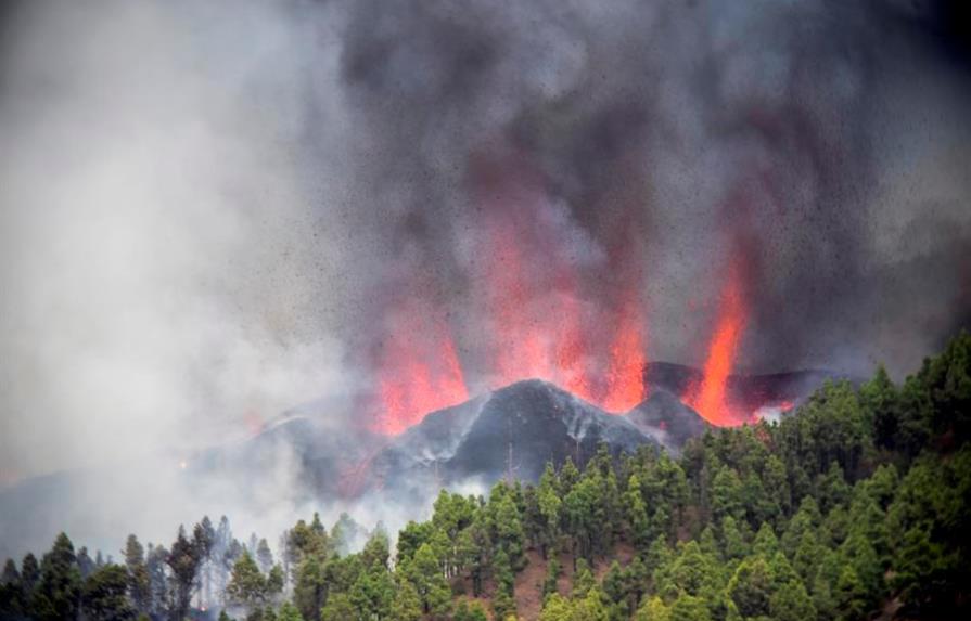 Dos mil evacuados por la erupción de un volcán en isla española de La Palma