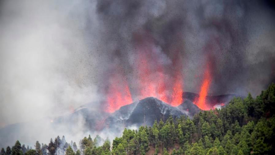 Dos mil evacuados por la erupción de un volcán en isla española de La Palma