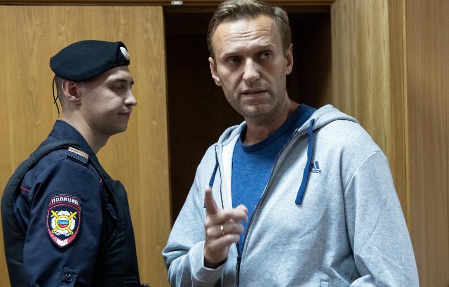 Hospital: Navalny sigue hospitalizado, pero mejora