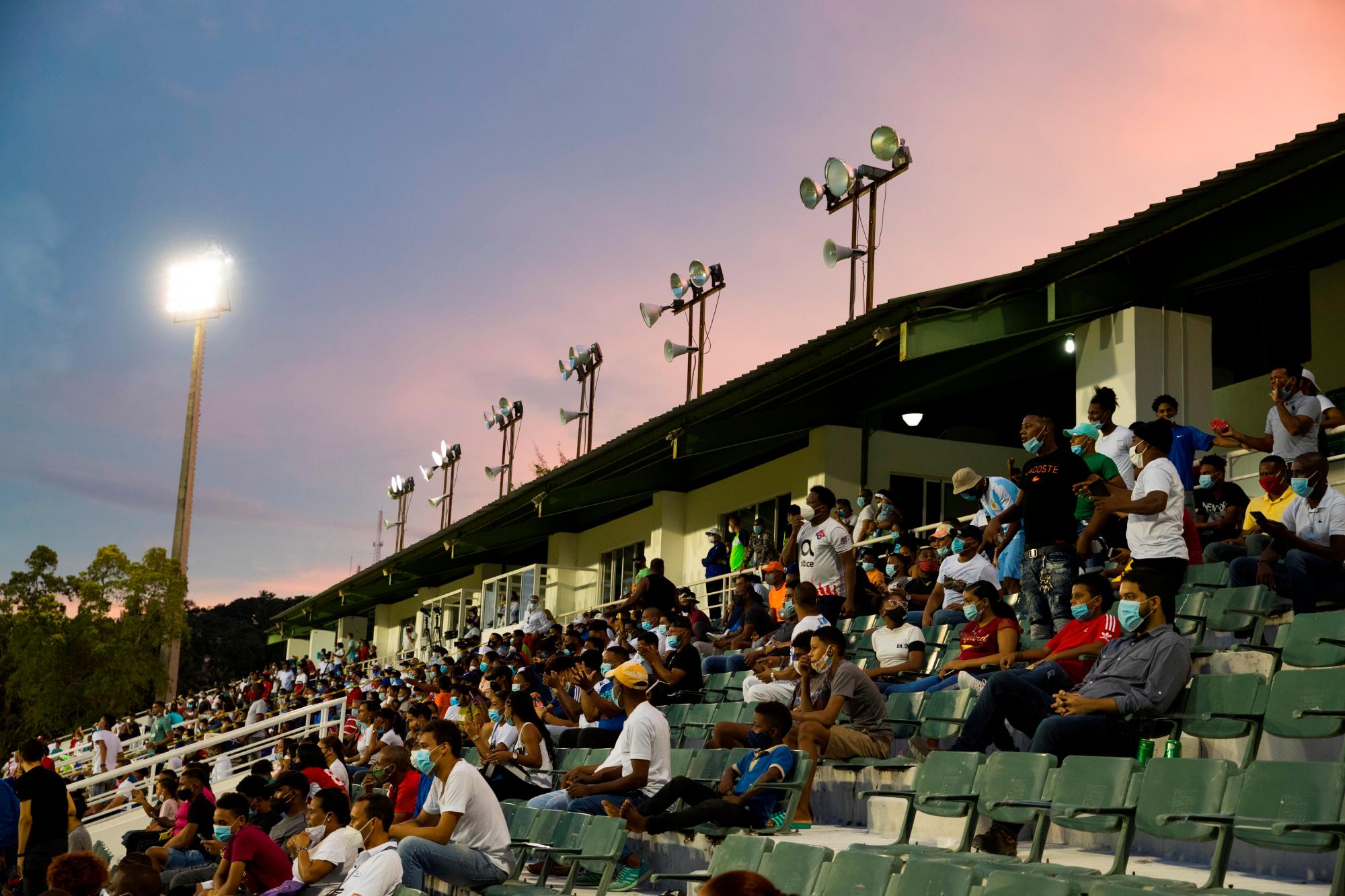 Hinchas asisten hoy al partido entre Atlético San Cristóbal y la Universidad O&M por la Liga Dominicana de Fútbol, en San Cristóbal (República Dominicana).