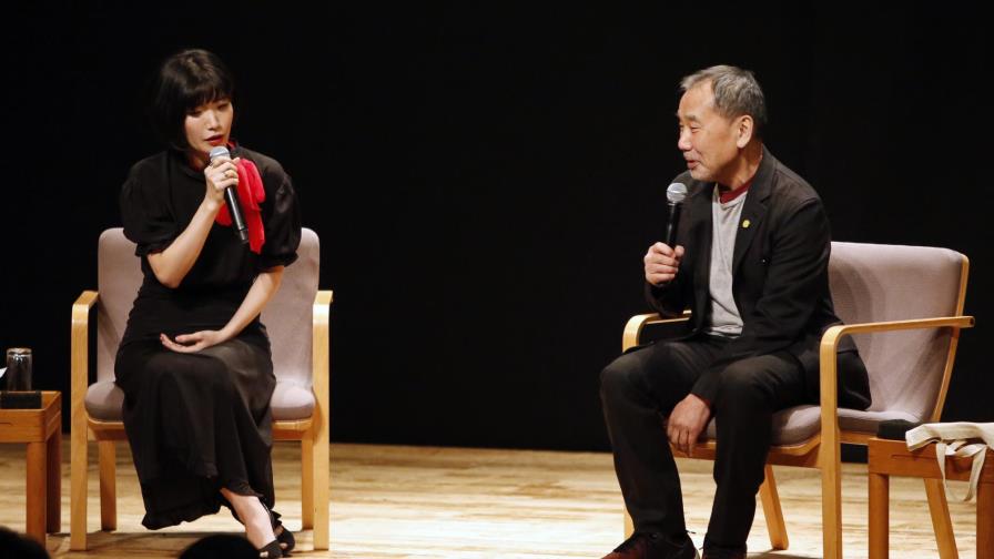 Murakami celebra 40 aniversario con lectura pública en Japón