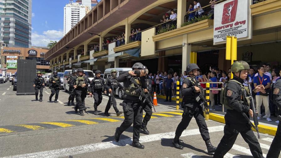 Exempleado toma rehenes en un centro comercial de Filipinas Exempleado toma rehenes en un centro comercial de Filipinas