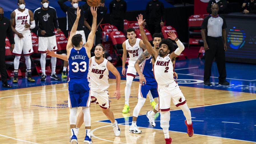 Embiid suma 45 puntos, 76ers superan al Heat en tiempo extra