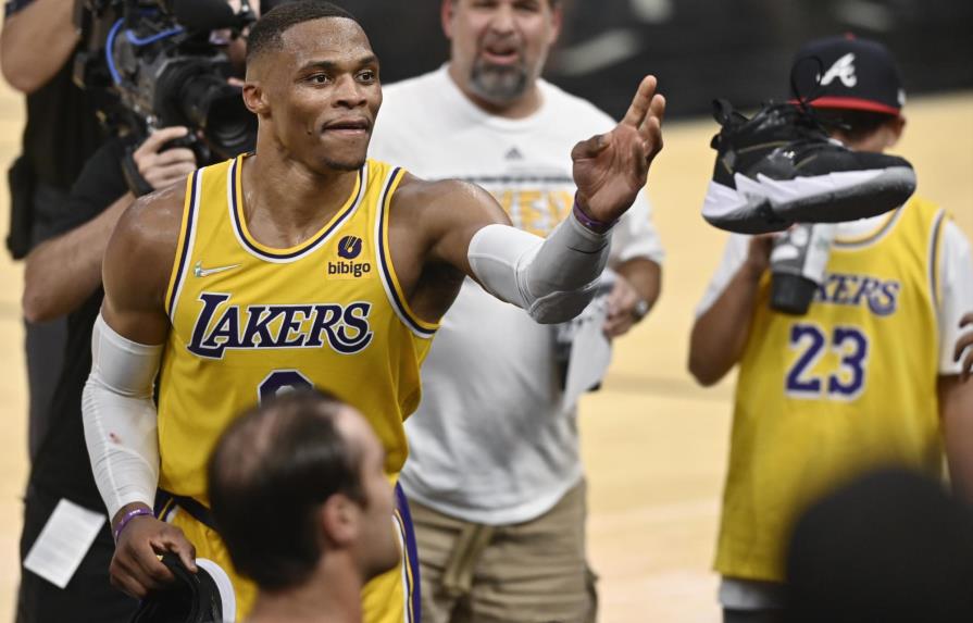 Sin LeBron, Lakers doblegan a Spurs