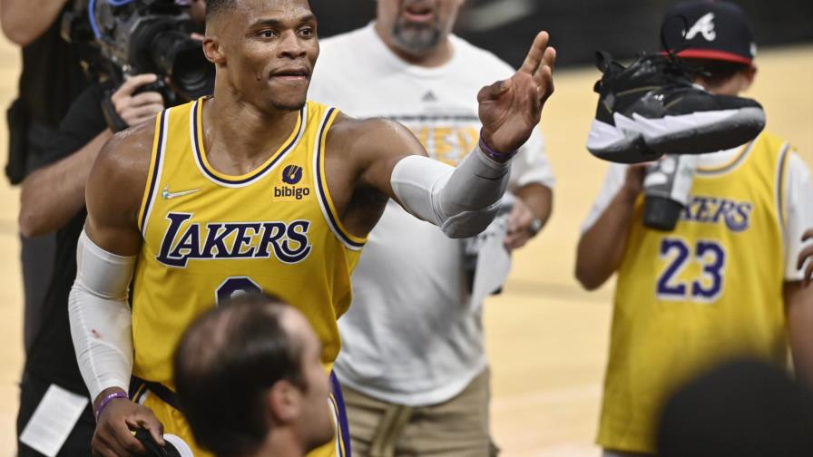 Sin LeBron, Lakers doblegan a Spurs