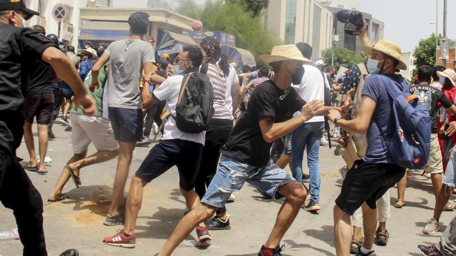 Túnez: Presidente despide a primer ministro tras protestas