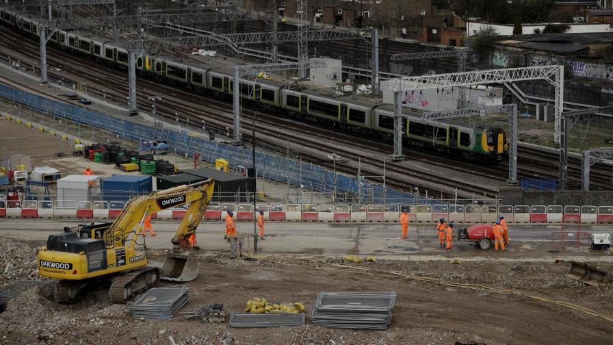 Johnson apoya plan de tren rápido pese a férrea oposición Johnson apoya plan de tren rápido pese a férrea oposición