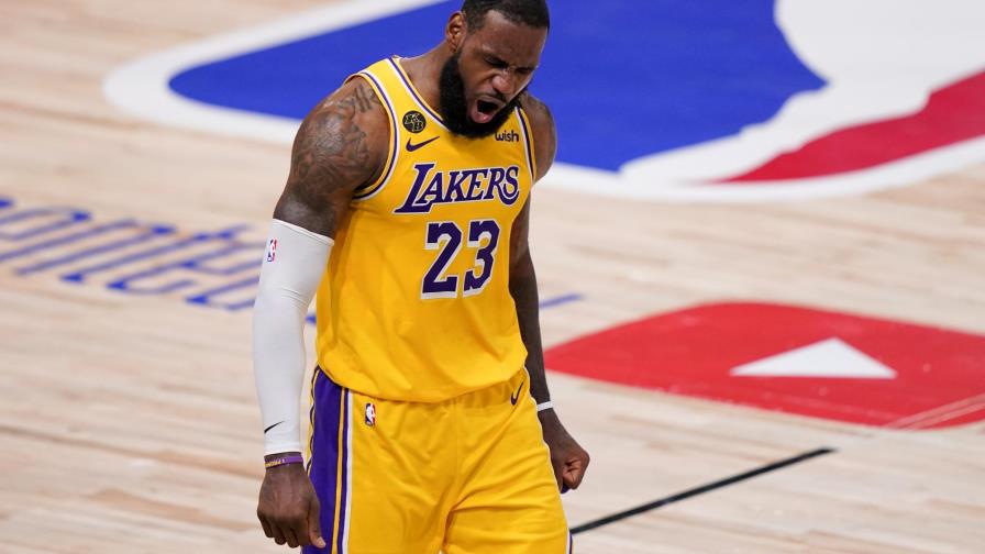 Lakers vencen a Heat y están a una victoria del título