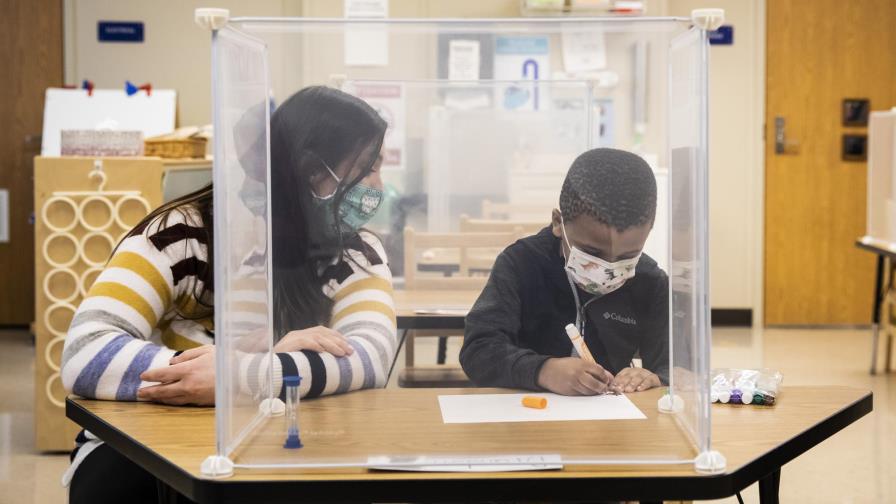 Estudio: Maestros, fuente de contagios de COVID en escuelas
