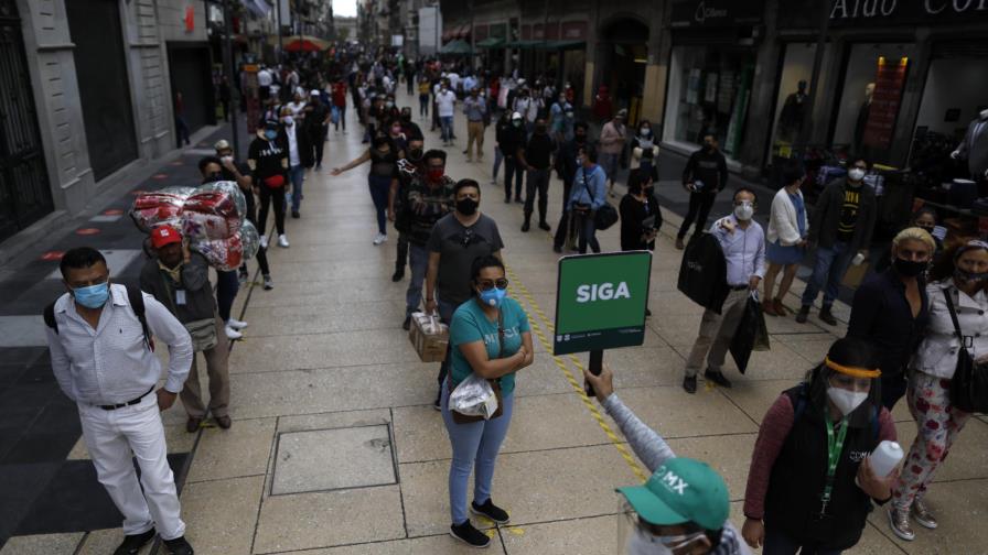 México reduce nivel de alerta por COVID en la mitad del país