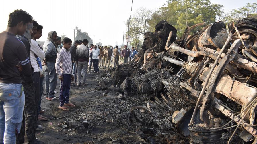 Choque de autobús en la India deja al menos 20 muertos