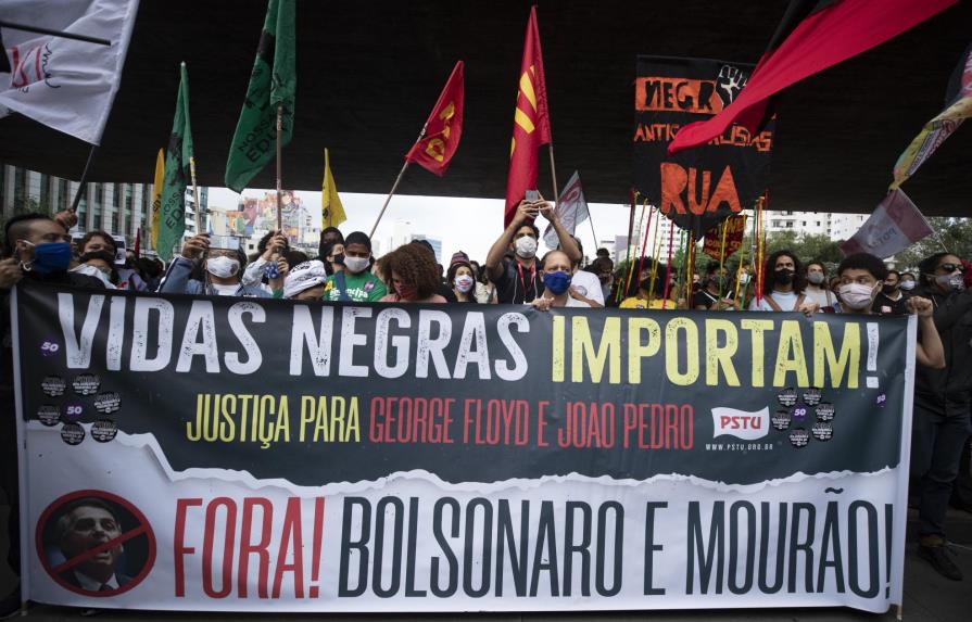 Sepultan a hombre negro al que mataron guardias en Brasil