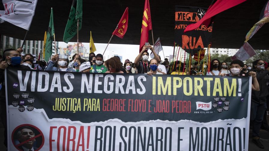 Sepultan a hombre negro al que mataron guardias en Brasil