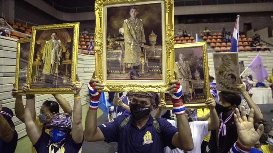 Activistas juran defender a monarquía tailandesa