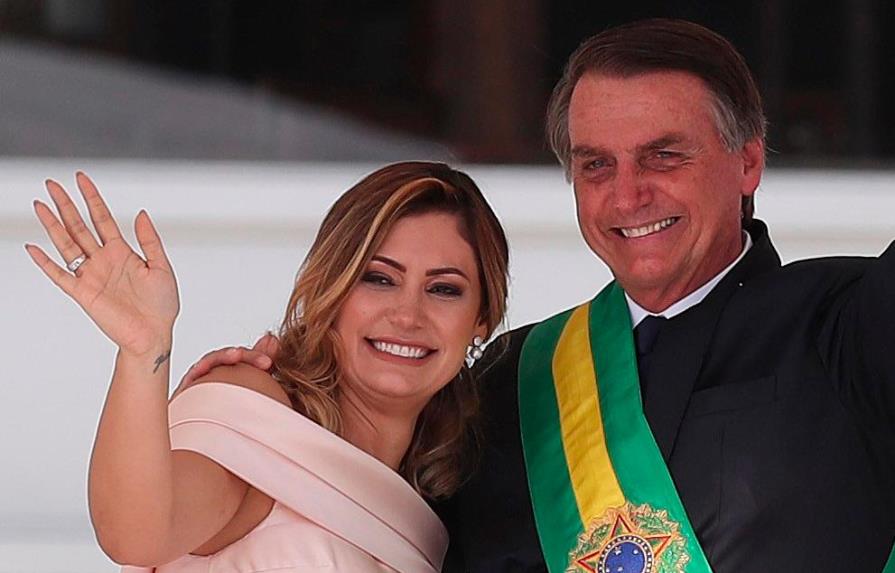 Descubren en cuenta de esposa de Bolsonaro más depósitos de exasesor detenido