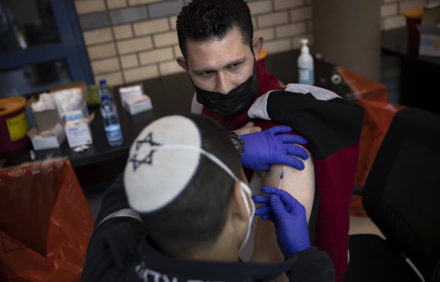 Israel compartirá vacunas con palestinos y otros países