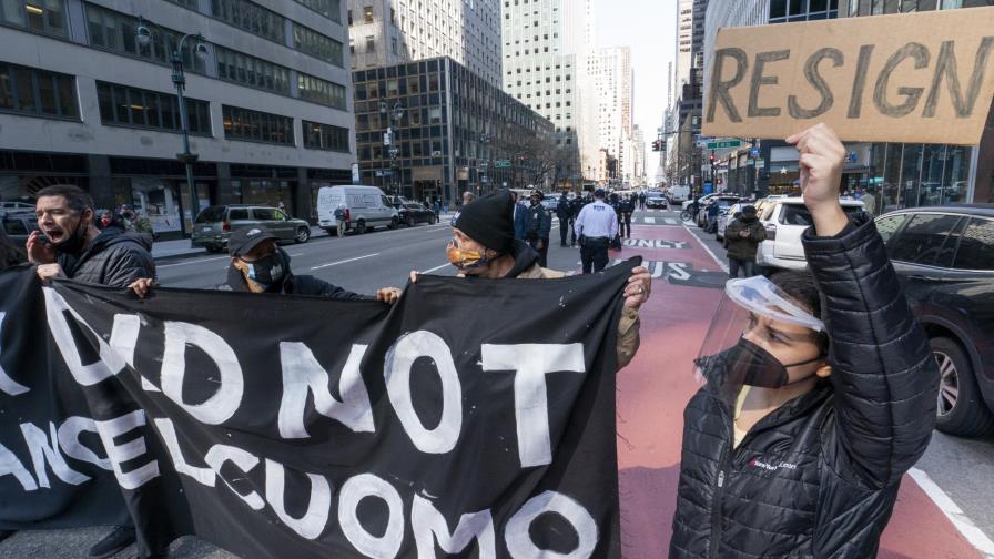 Reporte: Cuomo manoseó a asesora en mansión del gobernador