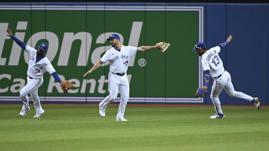 Hernández llega a 100 jonrones; Azulejos vencen a Atléticos