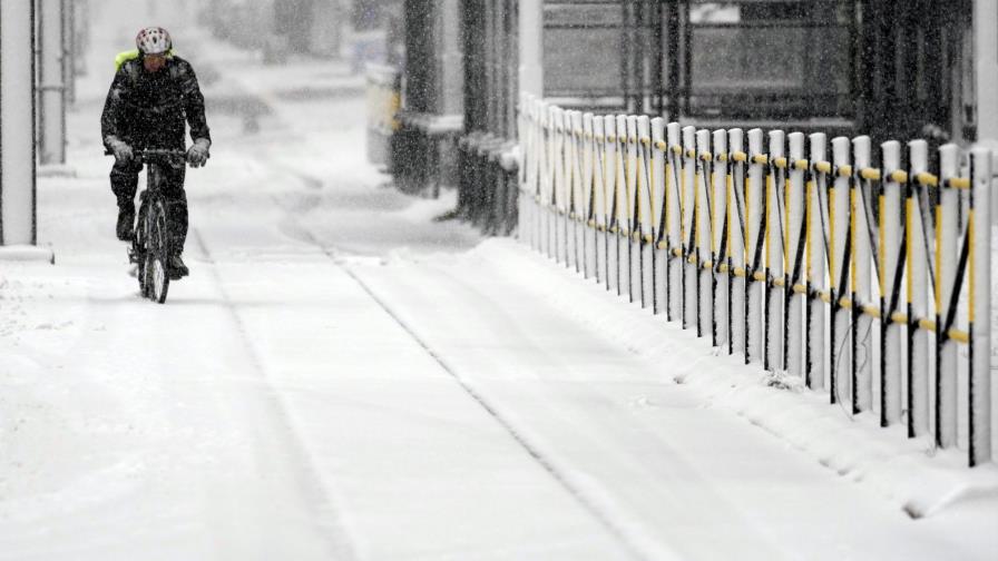 Fuertes nevadas paralizan a los Balcanes
