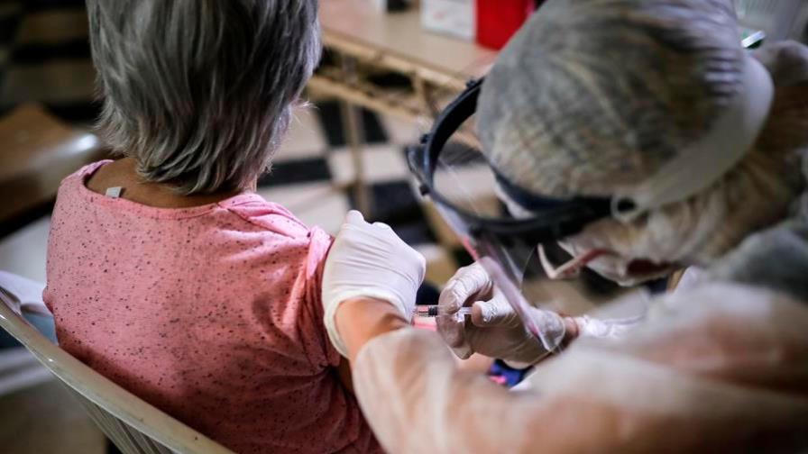 OMS pide priorizar ancianos, sanitarios y enfermos en campaña antigripe