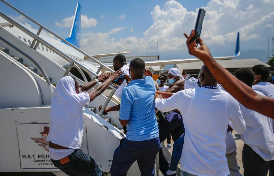 Haitianos deportados tratan de subirse de nuevo a avión