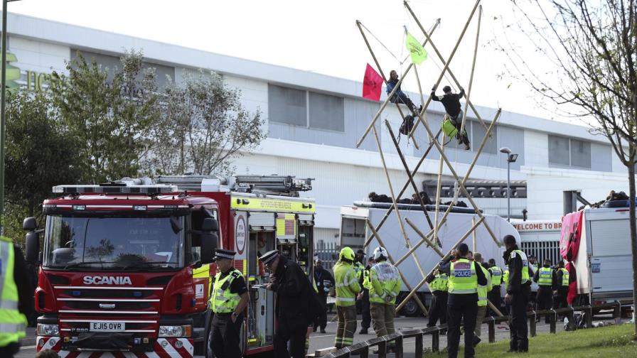 Ambientalistas bloquean dos imprentas de diarios británicos