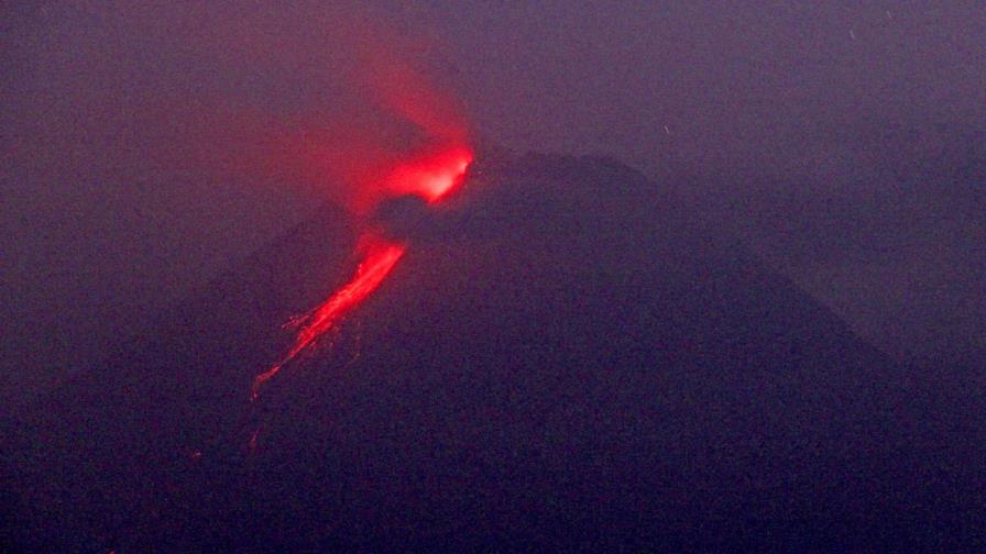 Volcán indonesio sigue expulsando lava y nubes de ceniza