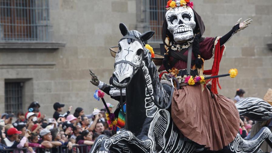 Continúan los desfiles por el Día de los Muertos en México