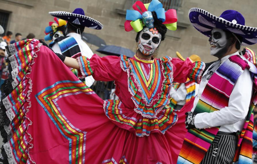 Continúan los desfiles por el Día de los Muertos en México