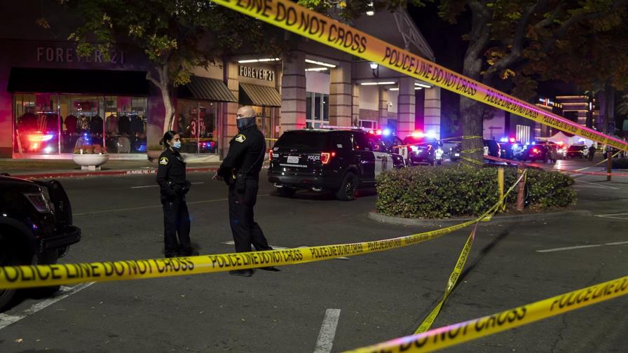Tiroteo en centro comercial de California deja un muerto