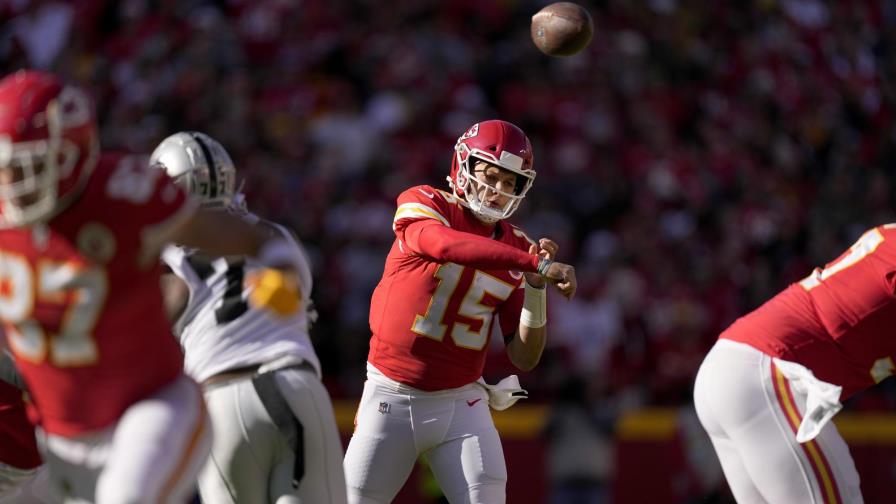 Paliza histórica de Chiefs ante Raiders, 48-9