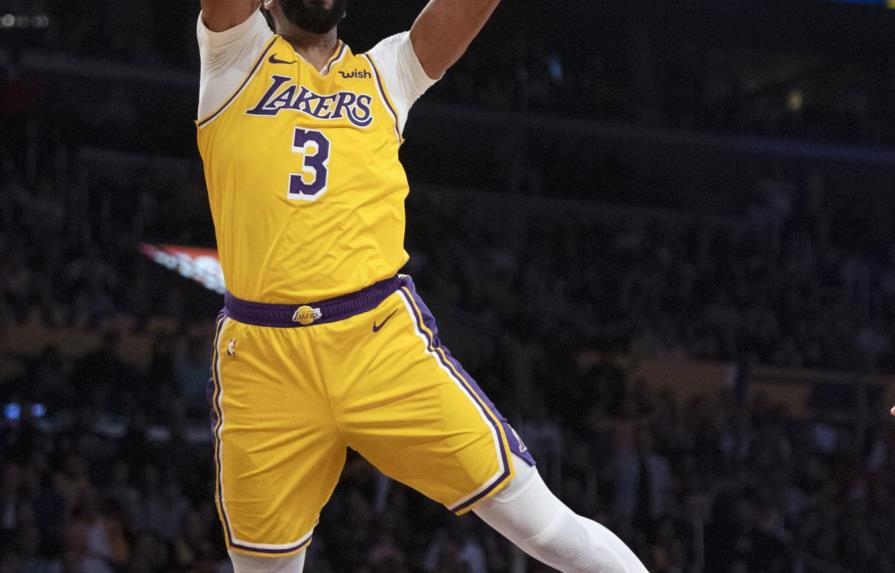 Davis suma 40 puntos y 20 rebotes en triunfo de Lakers