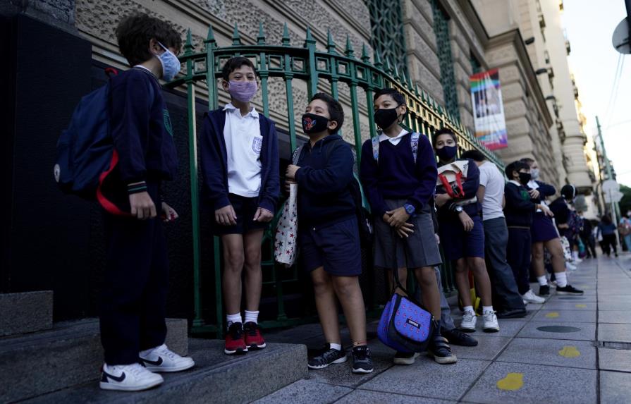 Escuelas abren en Buenos Aires en medio de la controversia