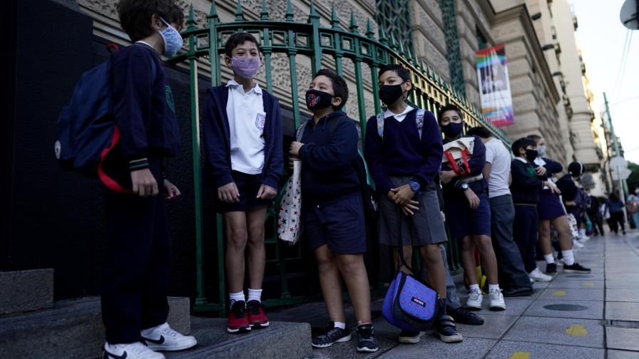 Escuelas abren en Buenos Aires en medio de la controversia