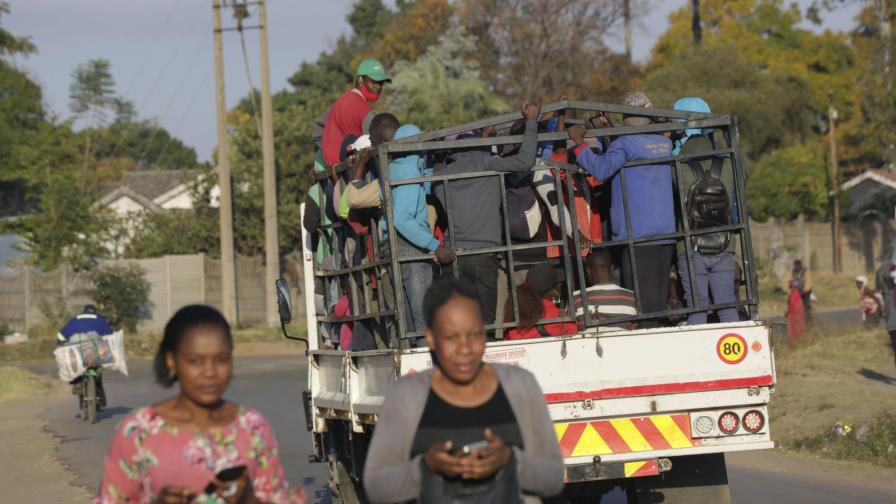 Zimbabue reimpone confinamientos por aumento de COVID-19