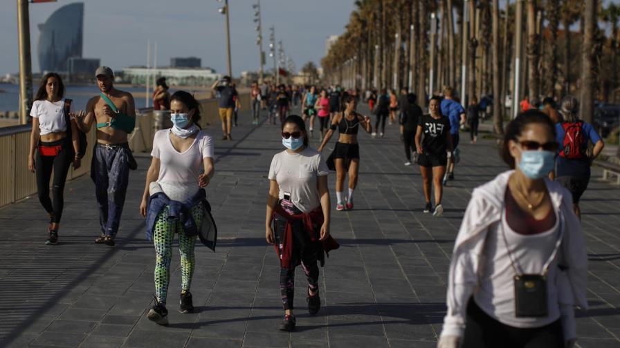 Españoles hacen su primer ejercicio al aire libre en semanas